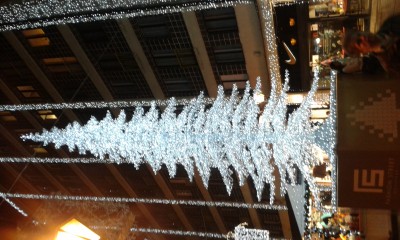 Sklenený vianočný strom na Fashion street